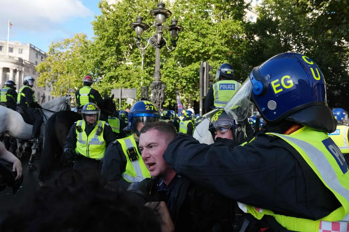 镇暴警察与示威人群发生暴力冲突，26名警员受伤，至少25人被逮捕。（法新社）