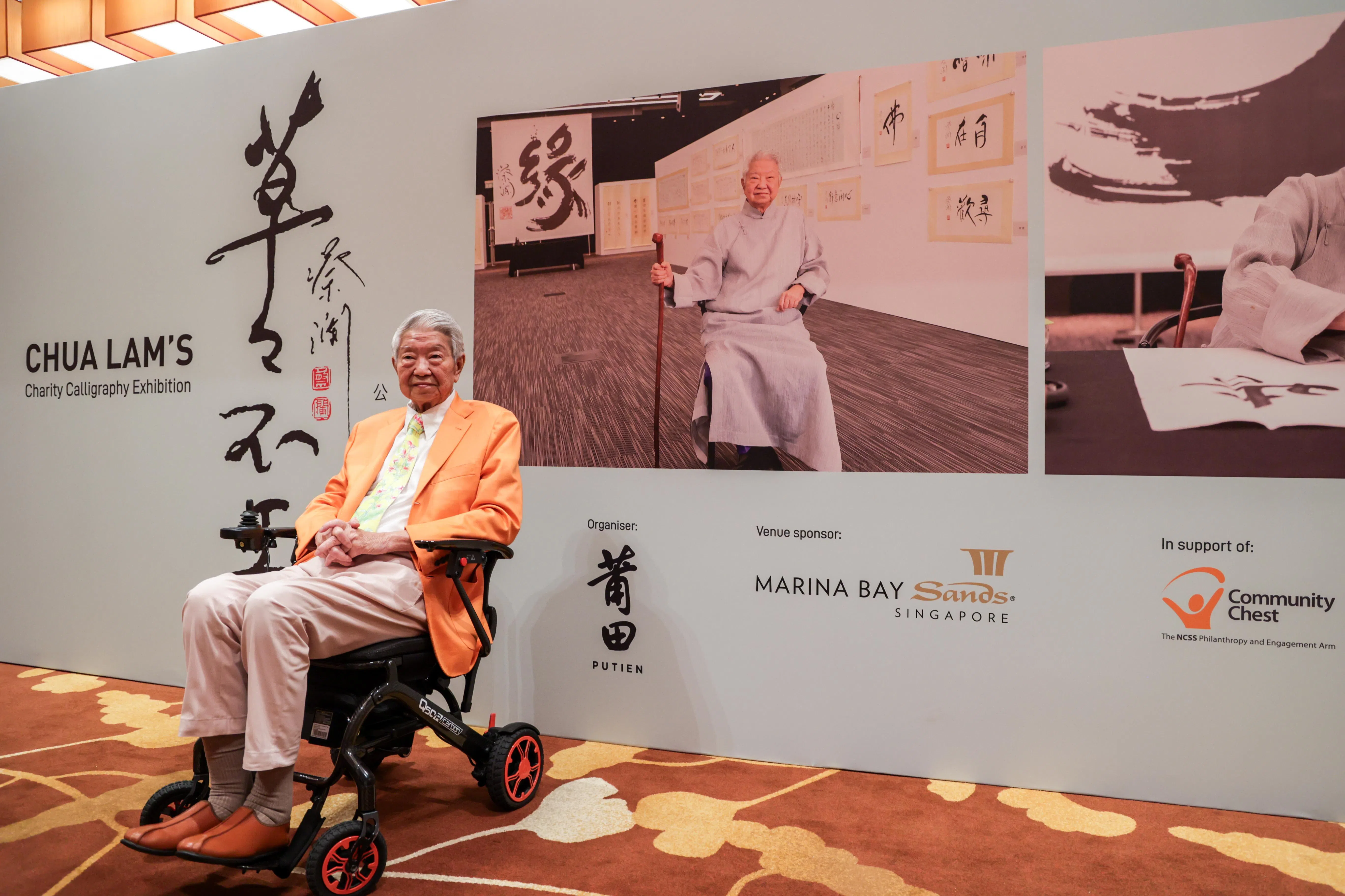 蔡澜衣着光鲜亮相书法展开幕礼。（叶振忠摄）