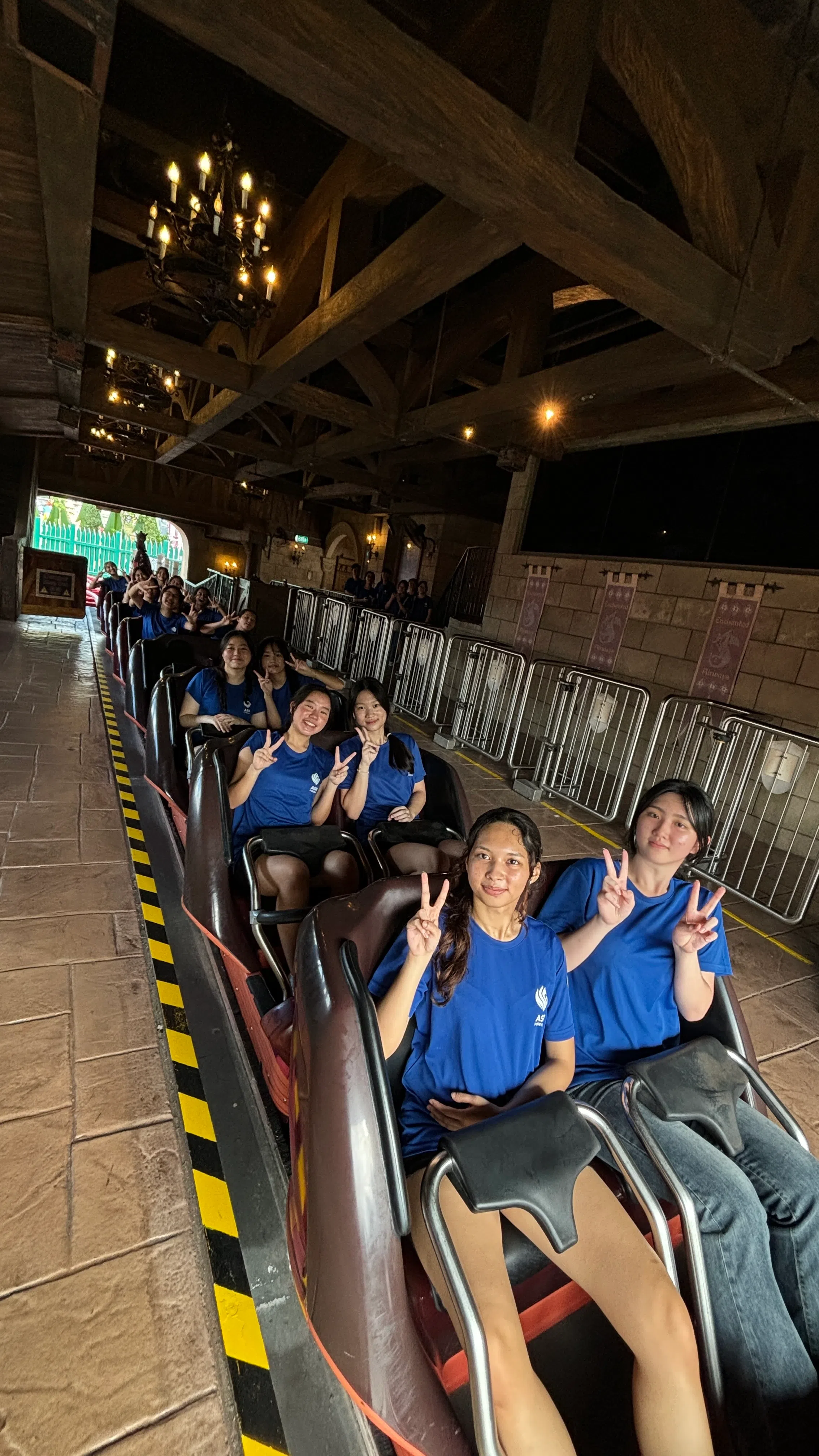 学生在不同主题区域，体验了各种游乐设施，放松心情，缓解课业压力。（安德逊实龙岗初院提供）