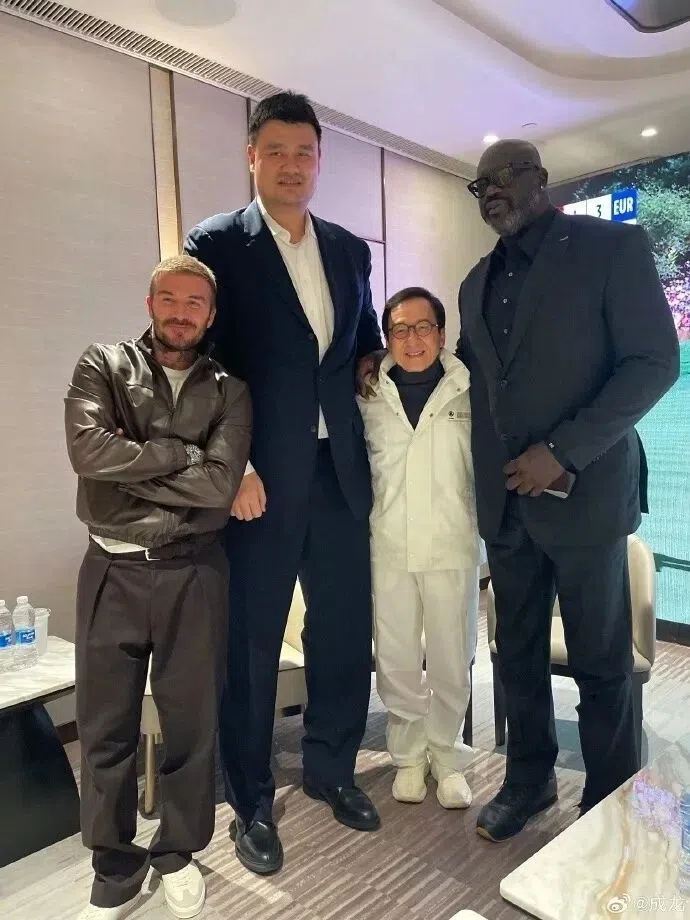 David Beckham（左起）、姚明、成龙与Shaquille O’Neal世纪合照，被网民戏称为“凹凸凹凸”。（取自成龙Instagram）