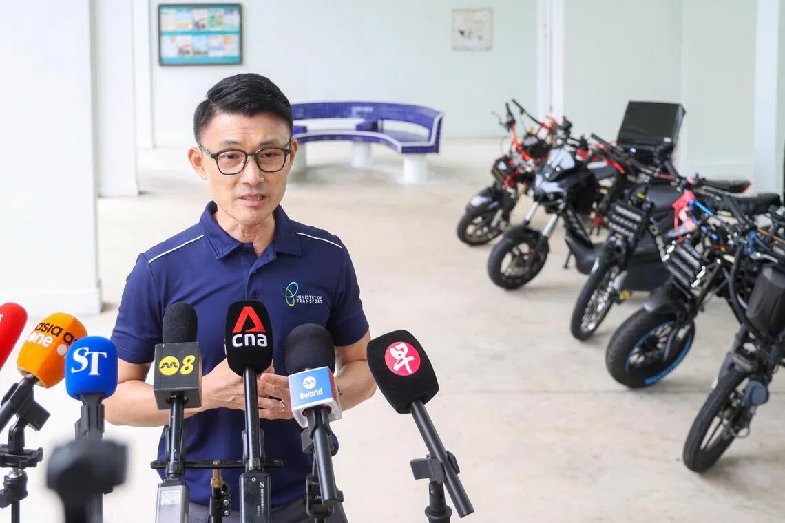 交通部兼文化、社区及青年部政务部长马炎庆，星期四视察执法行动后告诉媒体，在这次的行动中，共有30辆违规的活跃通勤工具被扣押。（吴先邦摄）