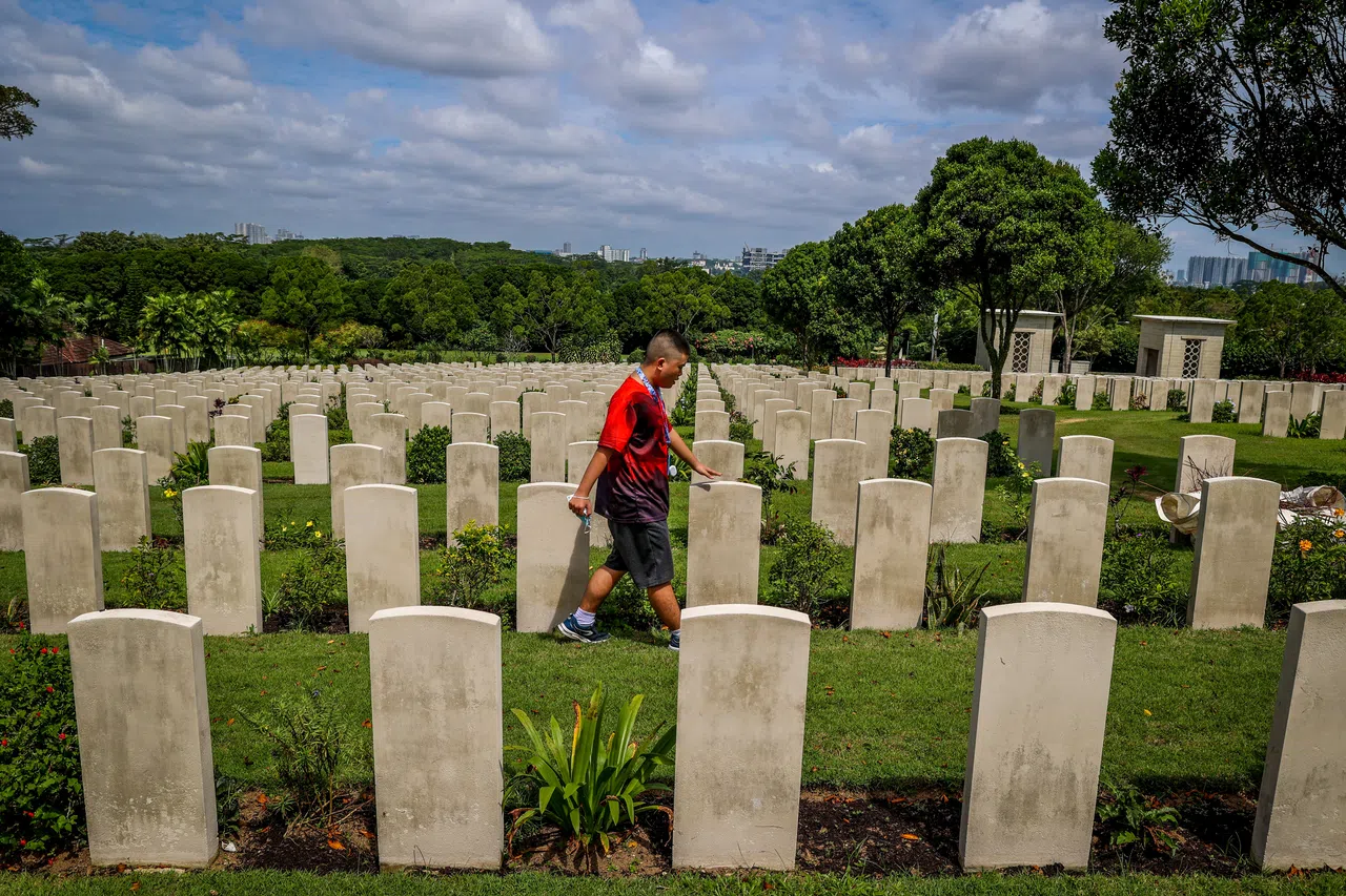  乐乐的心思是单纯洁净的——那天他走过每一个墓碑，手都在墓碑上轻轻地碰一下，好像在感受，也如同在对话。我们世俗的忌讳和对死亡的害怕，在他温柔的触摸显得特别突兀。（叶振忠摄）