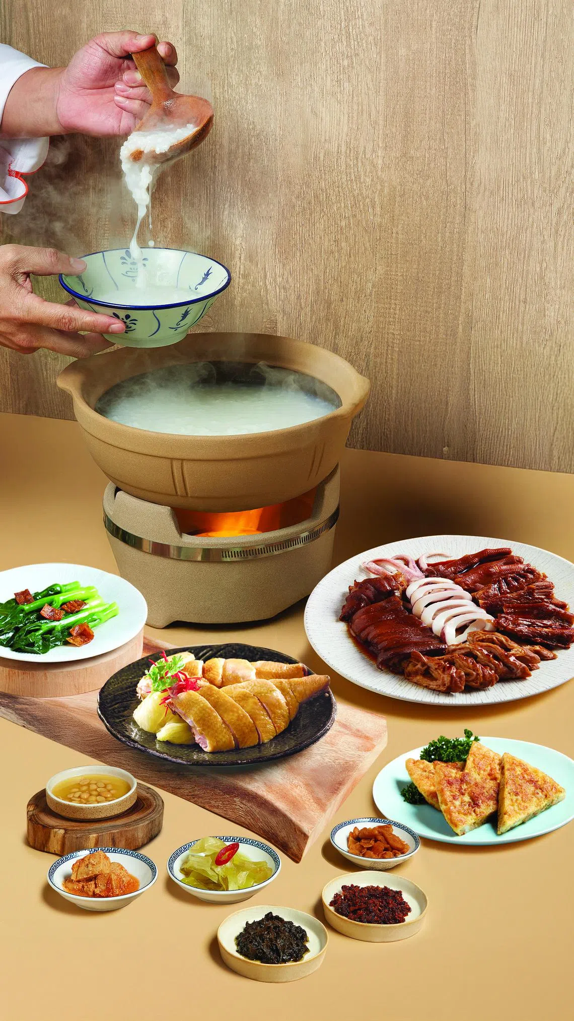醉宇轩经典潮膳有丰盛的潮州糜套餐。（餐馆提供）