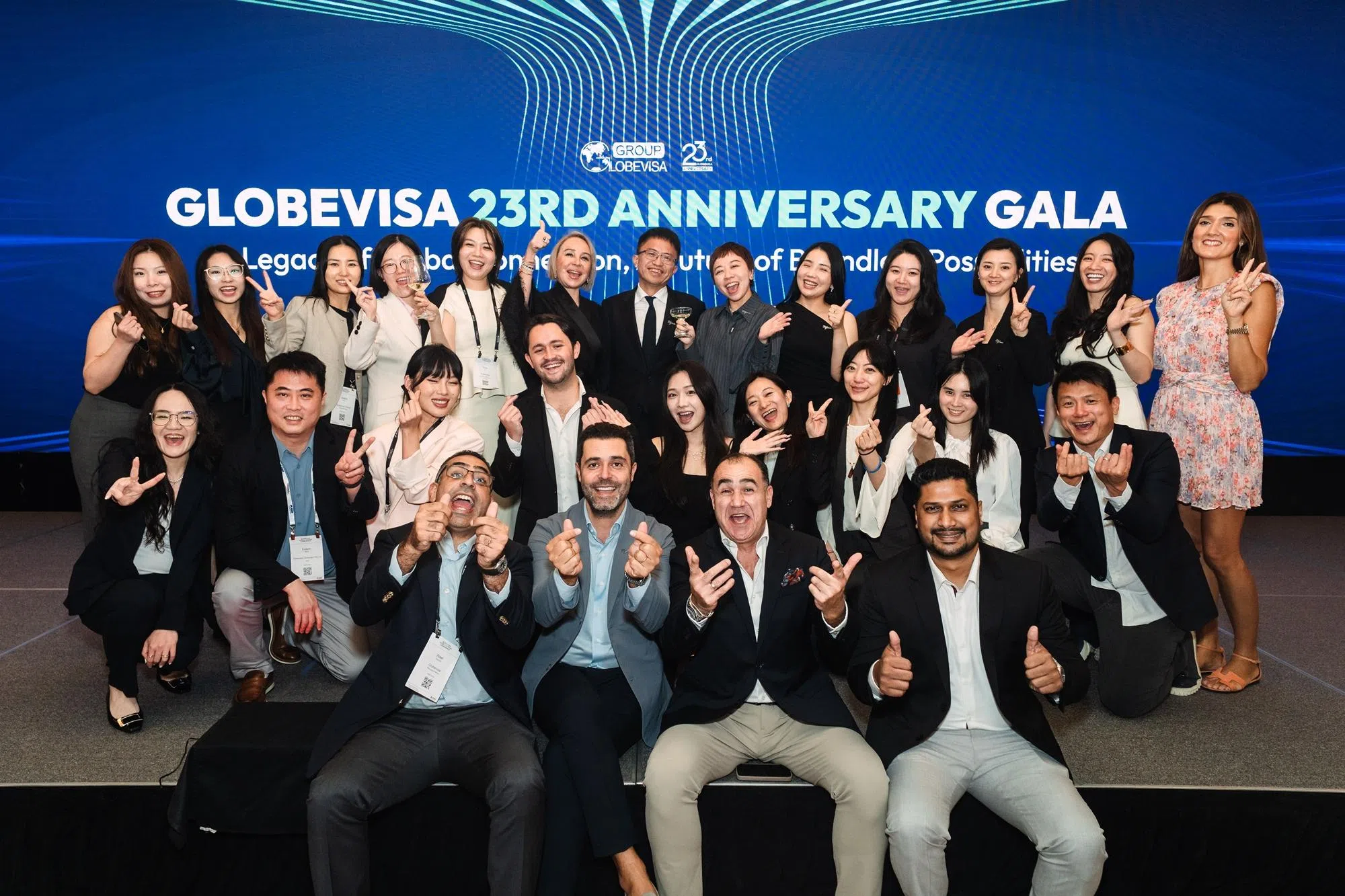 环球出国精英团队于新加坡“世界公民大会”的现场合影。（环球出国提供）