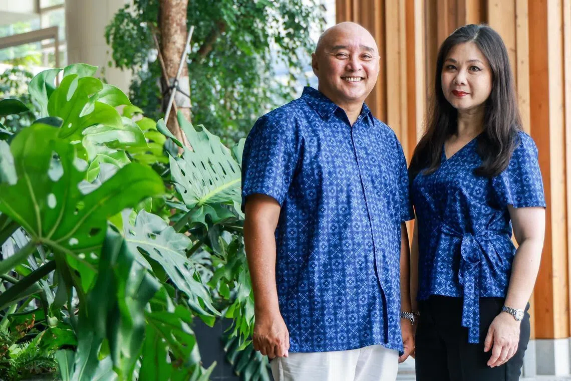 公共卫生理事会主席康安德鲁（左）与执行理事长柳倩亭博士身上的藏青色的峇迪上衣，是本地服装品牌All Would Envy受邀为理事会成立15周年而设计的制服。其中浅蓝色图纹是“保持新加坡清洁”超级洁净萌的三个推广吉祥物——垃圾丢丢萌、托盘还还萌、厕所冲冲萌。（陈斌勤摄）