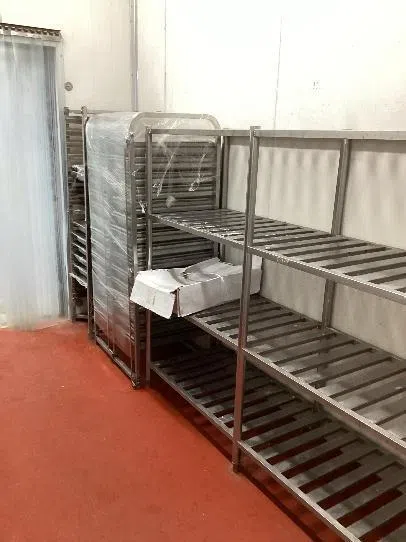 执法人员在检查Gourmetz的中央厨房内发现多处卫生问题，包括酱汁放在肮脏、有污渍的保温桶里，腌制鸡肉放在肮脏的推车上，海鲜冷藏架积垢，冷藏室门封条损坏，蔬菜冷藏室天花板布满黑斑。（新加坡食品局提供）