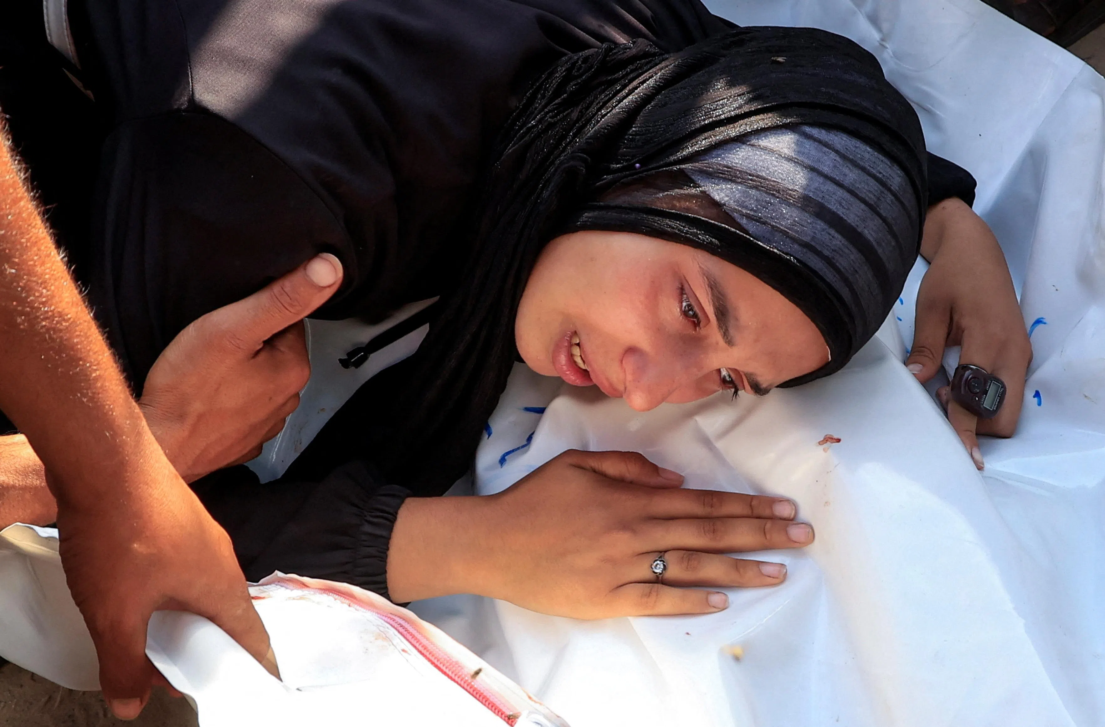 6月16日，巴勒斯坦民众为拉法市袭击事件罹难者举行葬礼。（路透社）