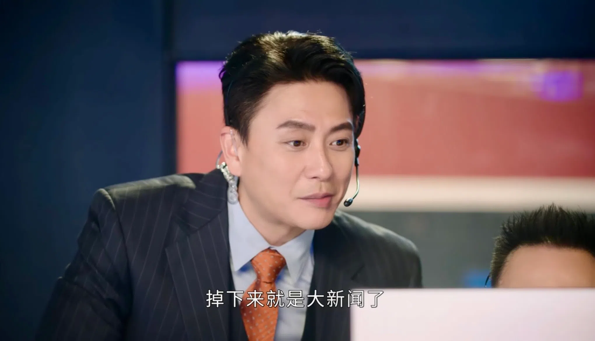 剧中黄宗泽（图）看着佘诗曼乘坐直升机采访旧楼坍塌事故，抱着看好戏的心态说：“掉下来就是大新闻了！”（互联网）