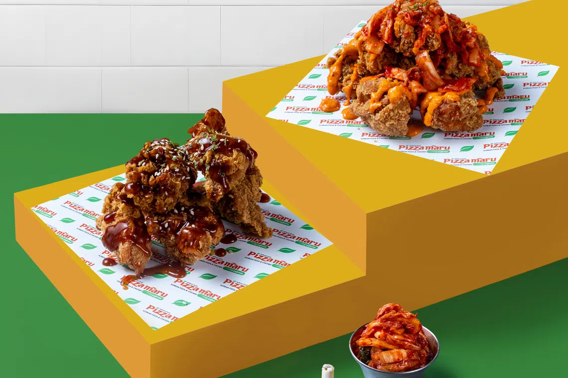 12种韩式炸鸡现点现炸，包括火辣鸡（左）和泡菜等口味。（品牌提供）