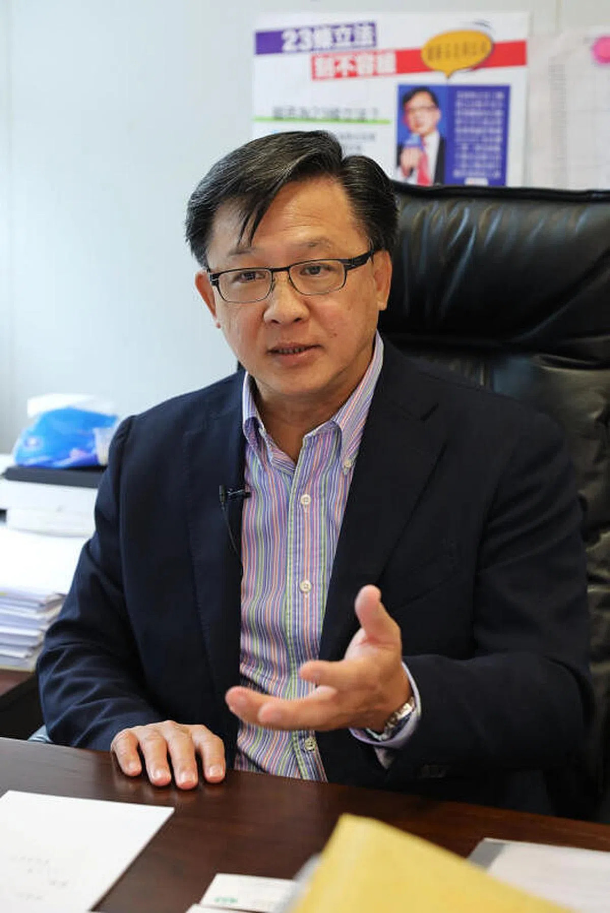 建制派议员何君尧狠批政府公务员连这么大的错字都没检查出来，指公务员须为“误写国号”一事负上责任。（中新社）