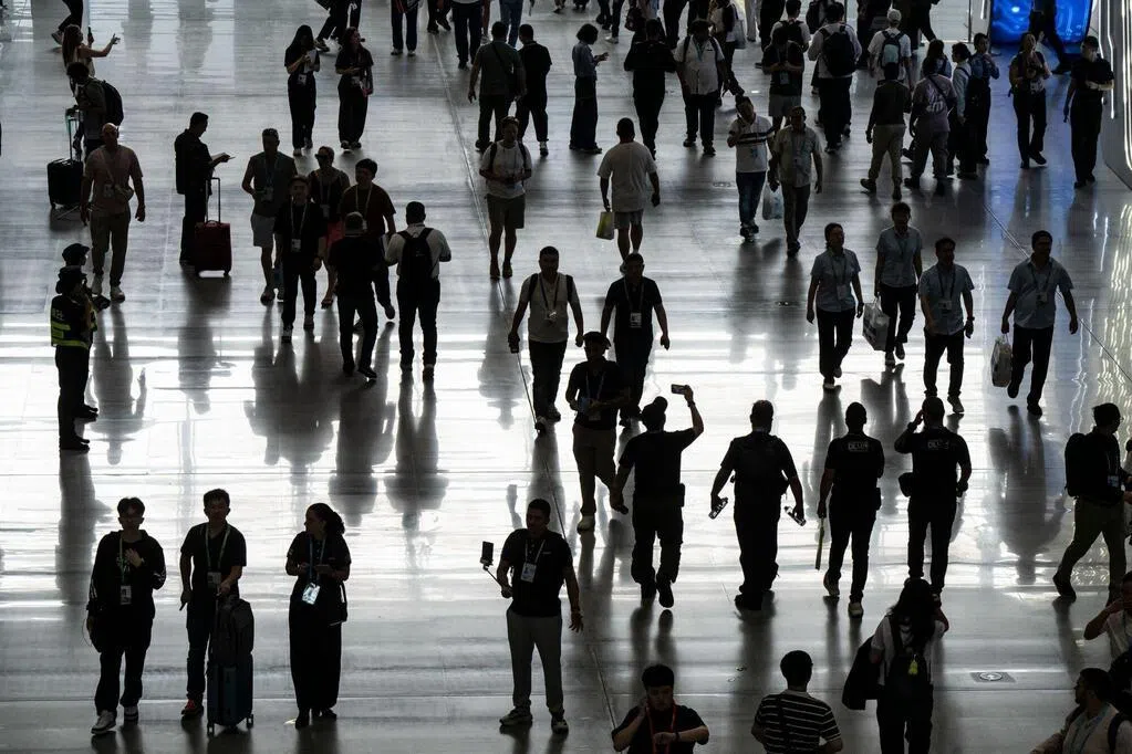 中国最新司法解释规定，下月起民营企业员工职务犯罪与公职人员同罪同罚，入刑门槛从6万元（人民币，下同，约1万1197新元）降至3万元。分析认为，新规有助于提高民企合规意识，但执行中也应将民企与公职人员犯罪的危害性差异纳入考量。