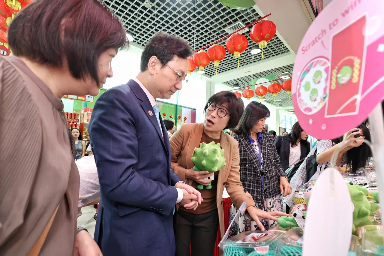 台东县长饶庆铃（左三）与驻新加坡台北代表处代表童振源（左二）星期五在巨人超市为台湾新春水果节主持揭幕仪式。（特约陈佩敏摄）