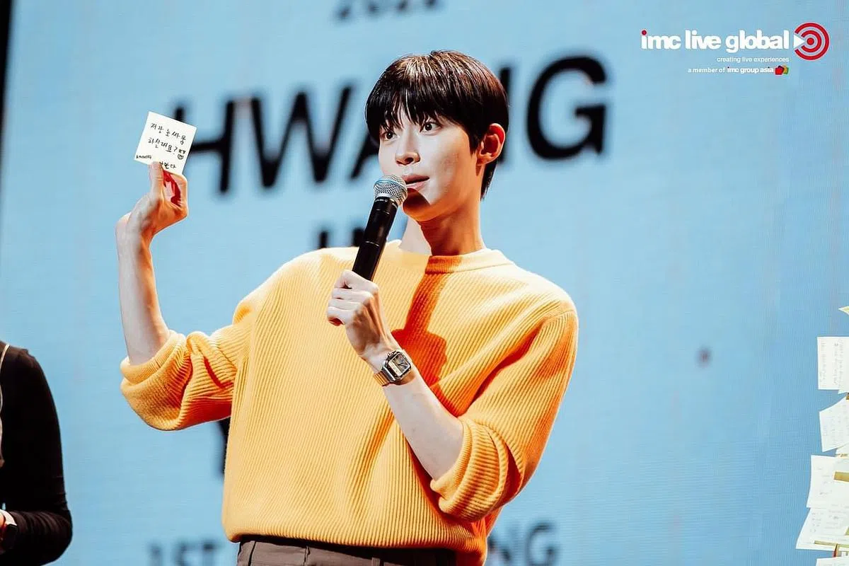 黄寅烨身着黄色毛衣闪亮登场。（IMC Live Global提供）