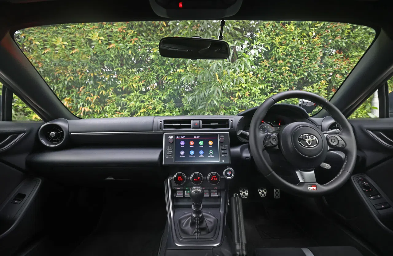 GR86车舱看起来平直整洁，采用许多塑料部件。（陈渊庄摄）