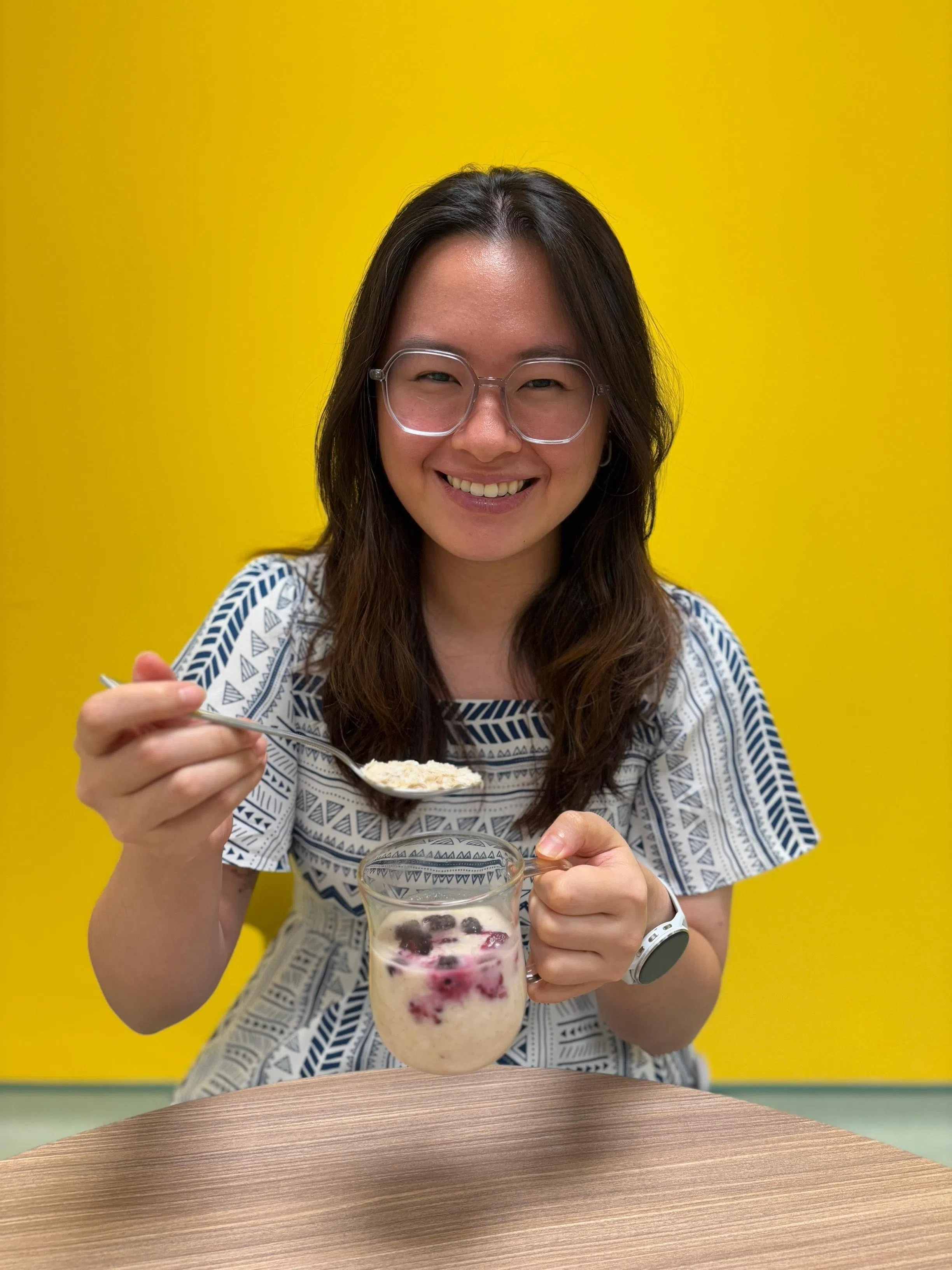 营养师庄惠清以燕麦搭配酸奶和水果，即是营养丰富的一餐。（受访者提供）