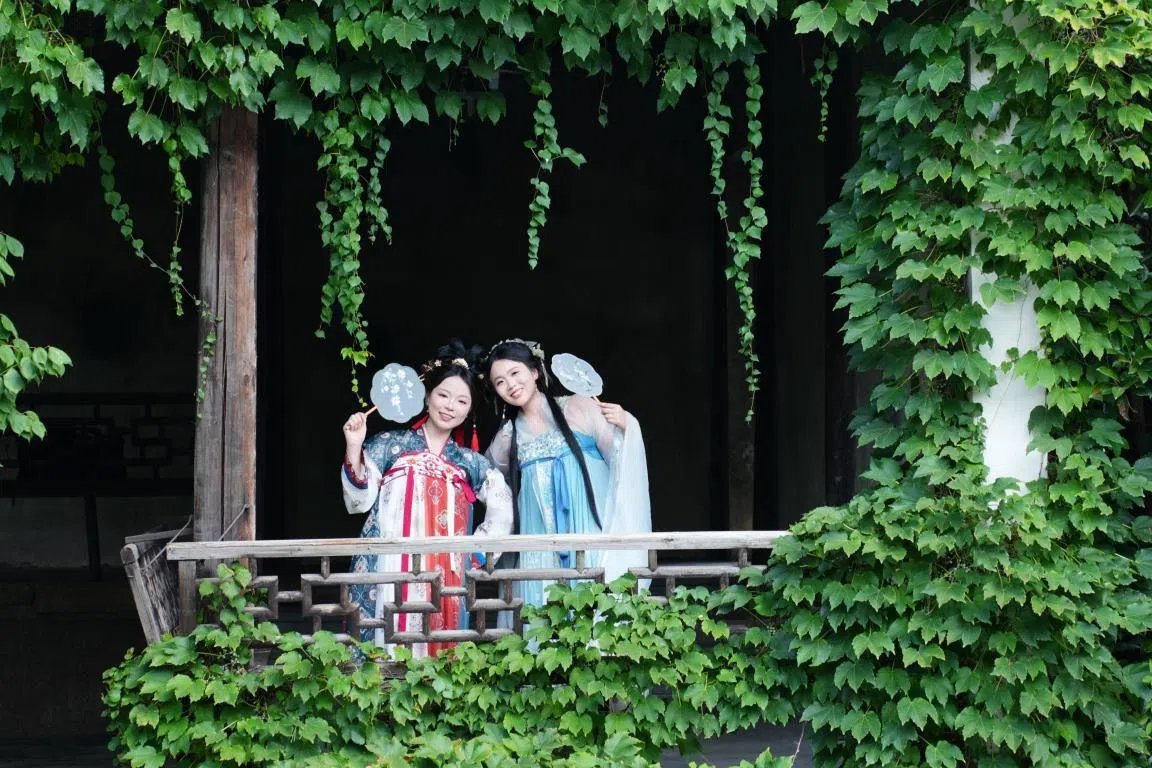 吴嘉仪（左）和朋友谢向俄今年8月身穿汉服逛乌镇，在江南水乡体验沉浸式穿越。（受访者提供）