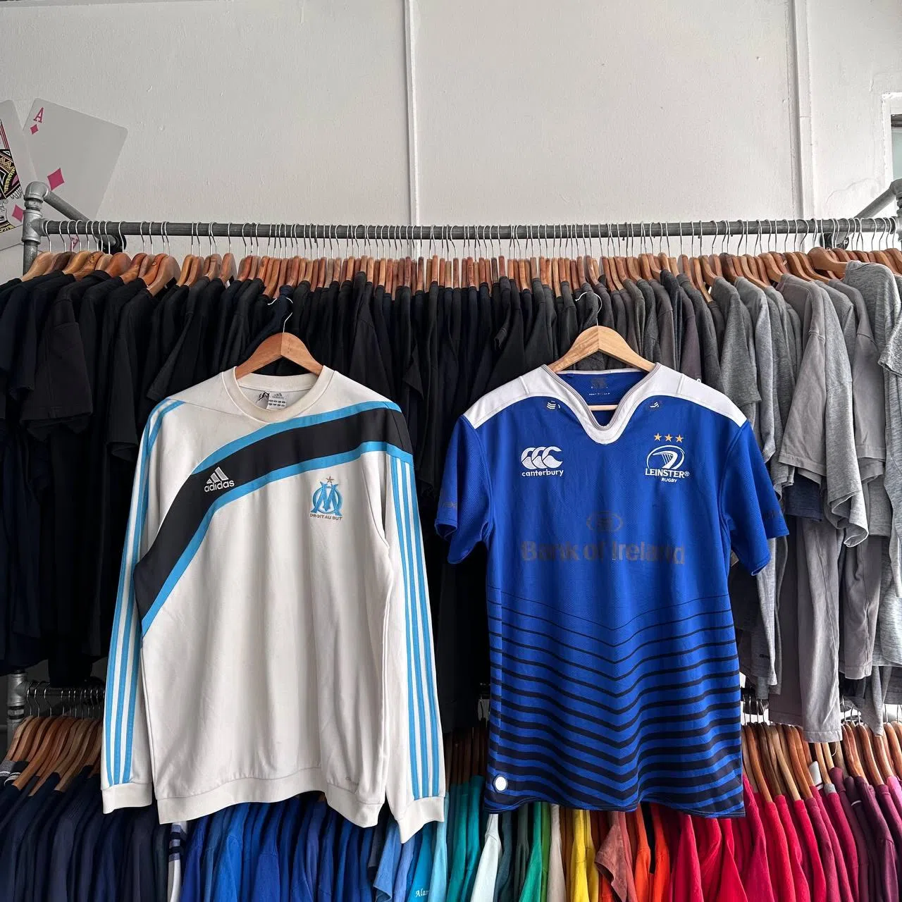 为打破一般人对二手或旧衣物的刻板印象，曾晴蔚与陈勇骏挑选质量适当的衣物，清洗干净，才在店里出售。（受访者提供）