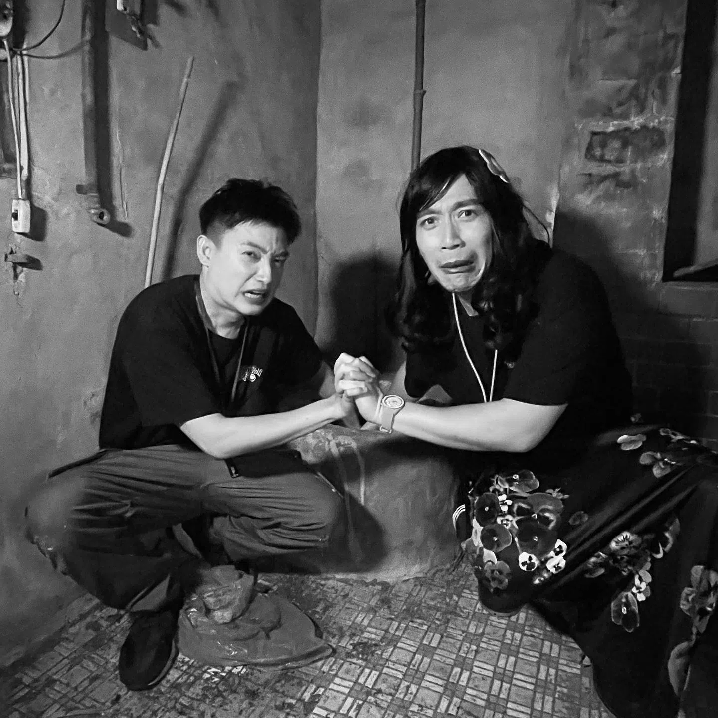 黄尹宣（左）与无尊在鬼屋里发现古井，挑战把手伸下古井。（取自黄尹宣脸书）