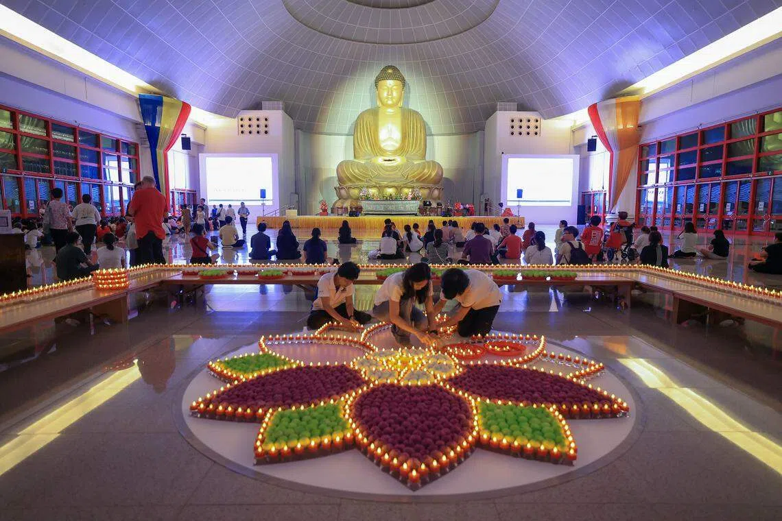 普觉禅寺还有礼拜千佛法会、素食慈善义卖会等活动，预计从节日前夕到隔天会有约4万人次入寺。（吴先邦摄）