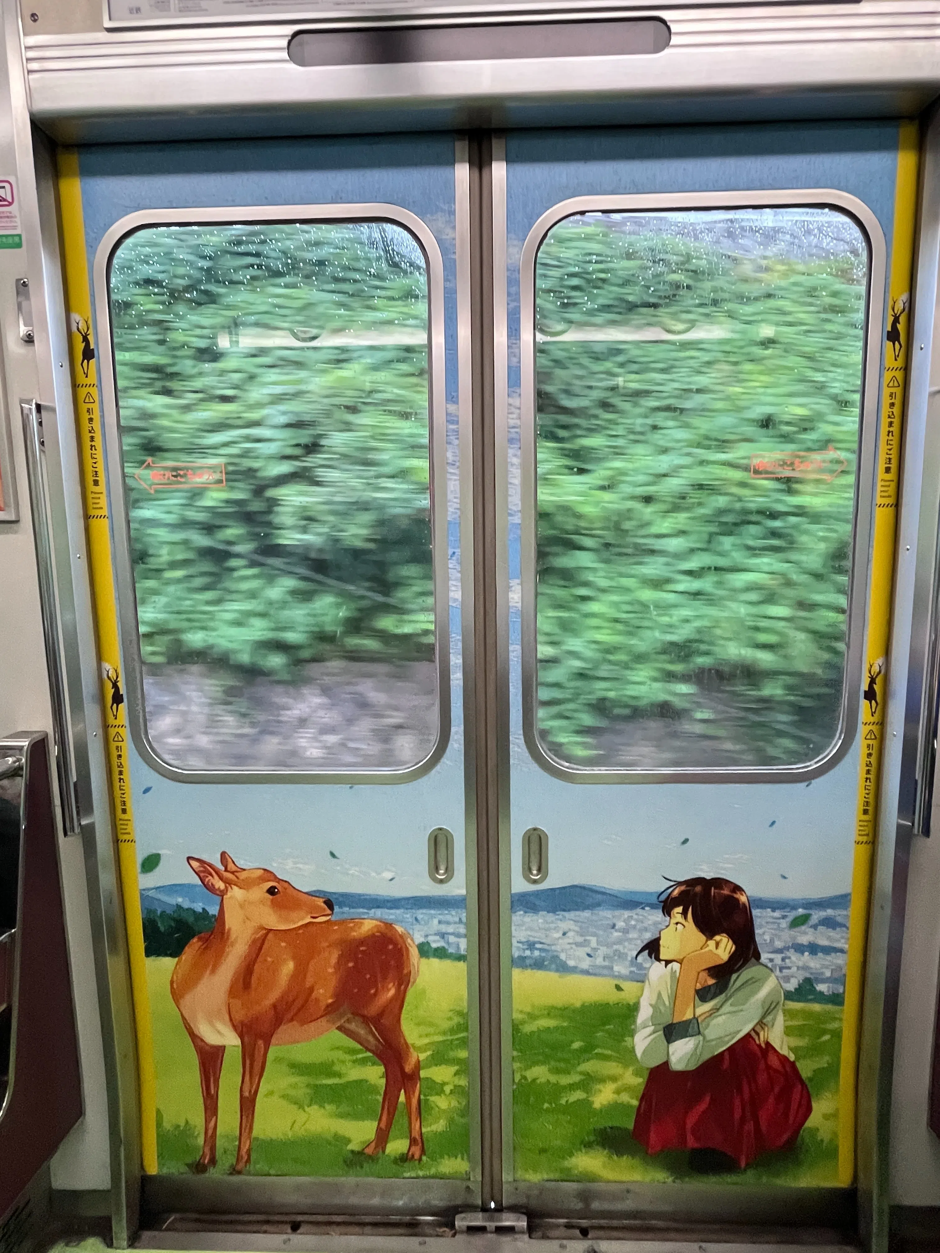 Bidding farewell to Nara aboard the deer train as the scenery rolls past.（Photo: Ye Huanling）