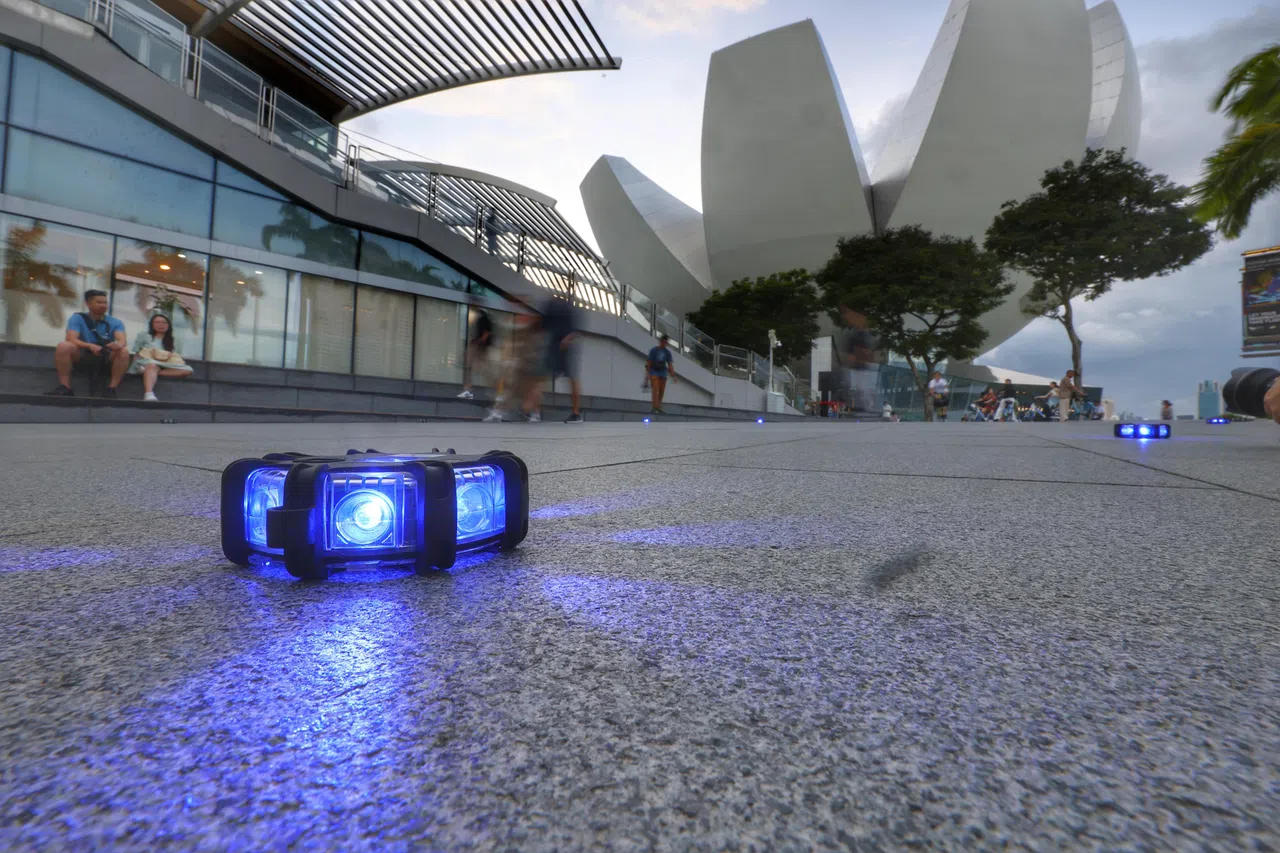 警方在战争纪念公园的地上摆放警示灯，加大能见度，并指引公众到附近的地铁站。（郑一鸣摄）