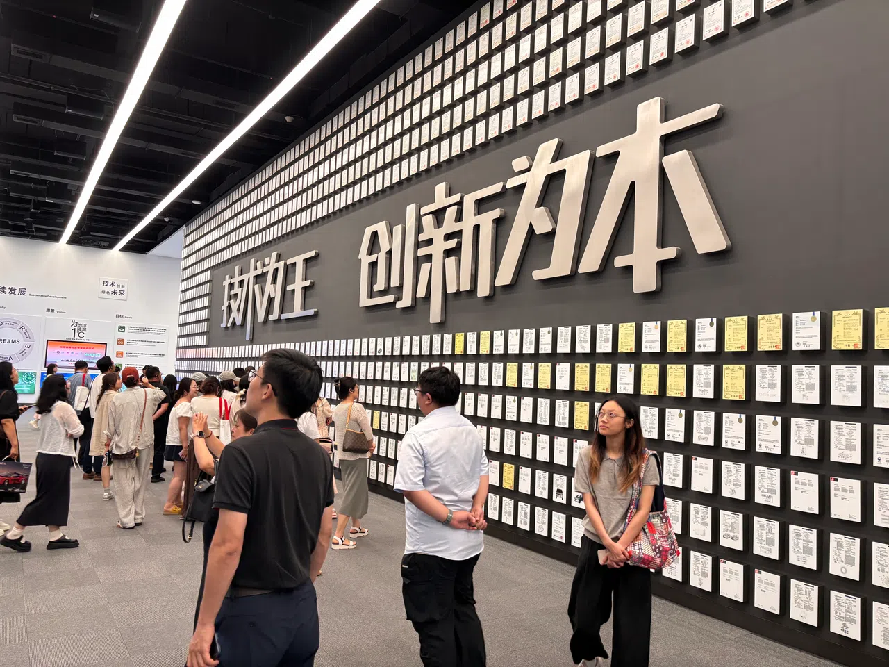 中国电动车巨头比亚迪位于深圳坪山区的全球总部展厅，参观者络绎不绝。展厅内“技术为王，创新为本”的标语格外醒目。（李志扬摄）