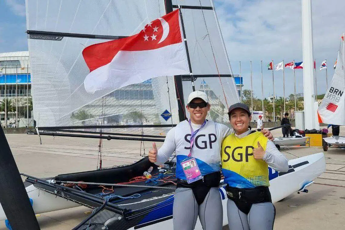 男女混合诺卡拉17级帆船组合林可欣（右）和刘遐满首次以夫妻档身份在运动会上夺牌。（新加坡奥理会提供）