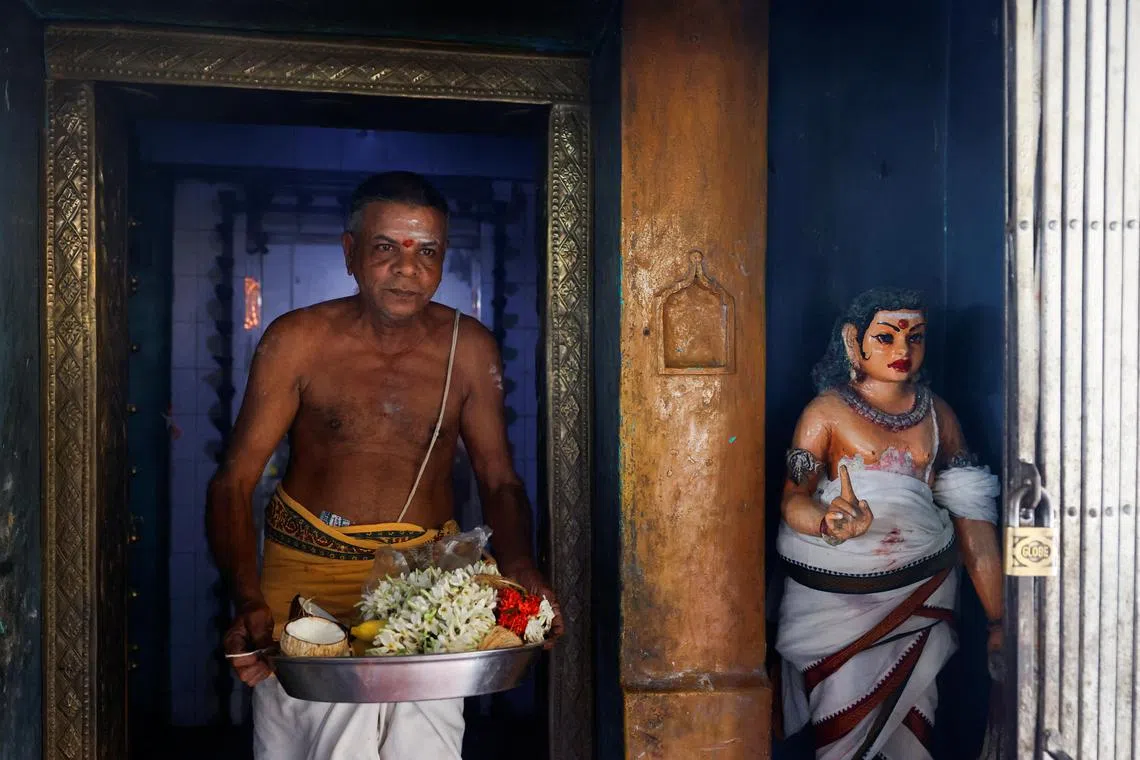 印度教祭司手捧着鲜花，准备主持仪式，为哈里斯祈求胜利。（路透社）