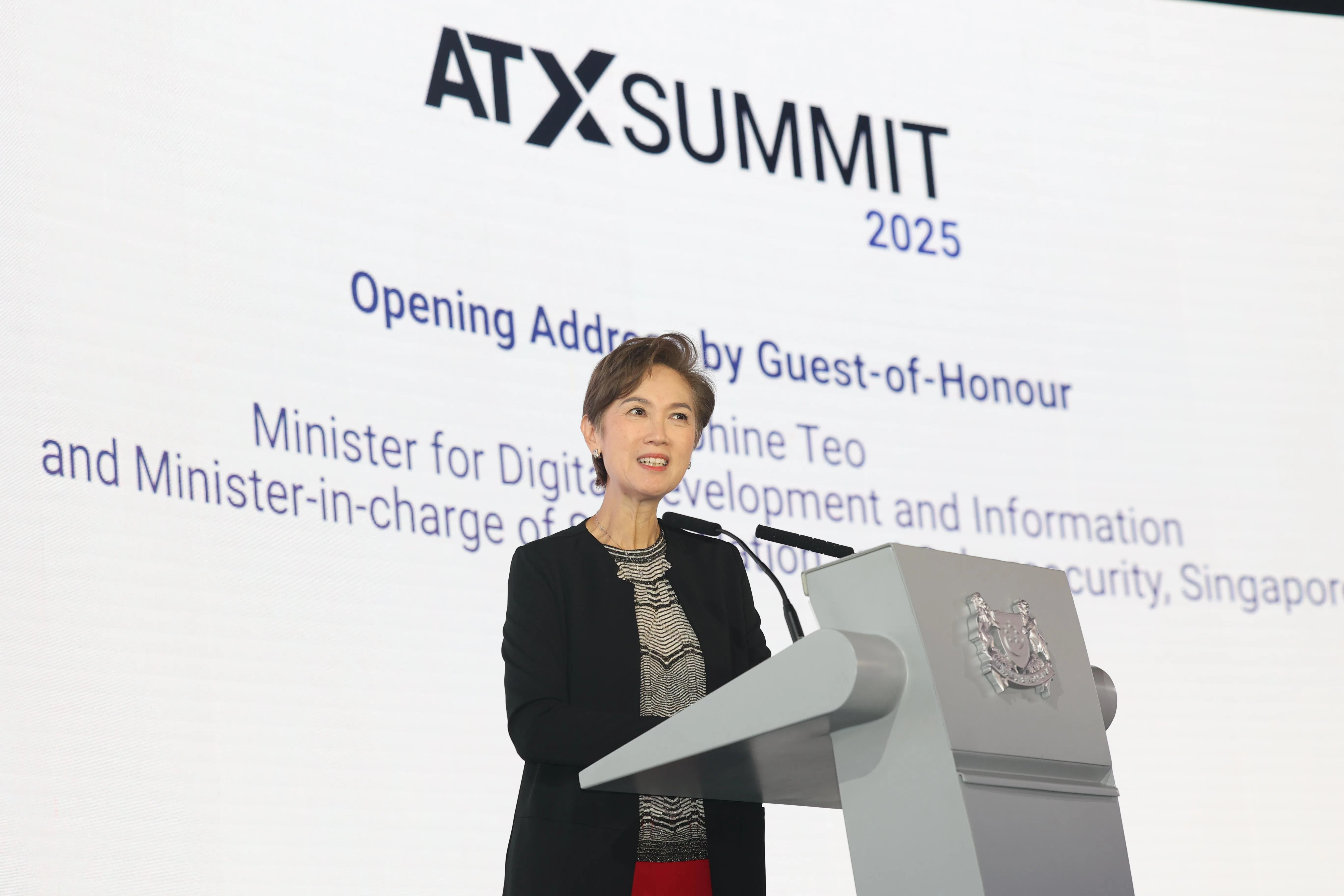 数码发展及新闻部长杨莉明星期三（5月28日）在新加坡亚洲科技会展（Asia Tech x SG）的ATxSummit现场，发布全新升级版的大语言模型MERaLiON 2.0。（郑一鸣摄）