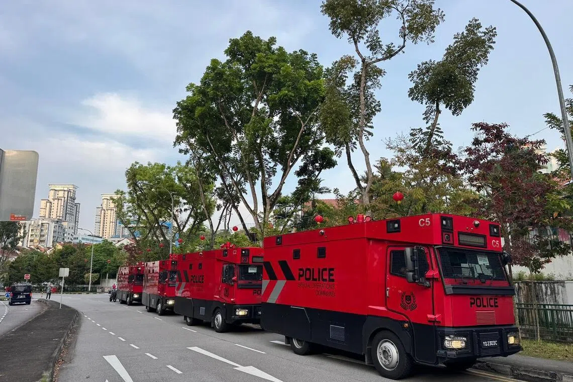 事发周围也停着四辆特别行动指挥处车。（邝启聪摄）