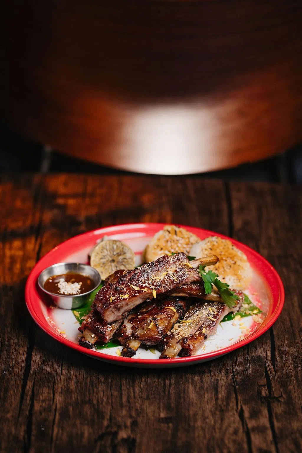 木火烤猪肋排以荔枝木慢火烤至外焦内嫩，肉质柔软多汁。（餐馆提供）
