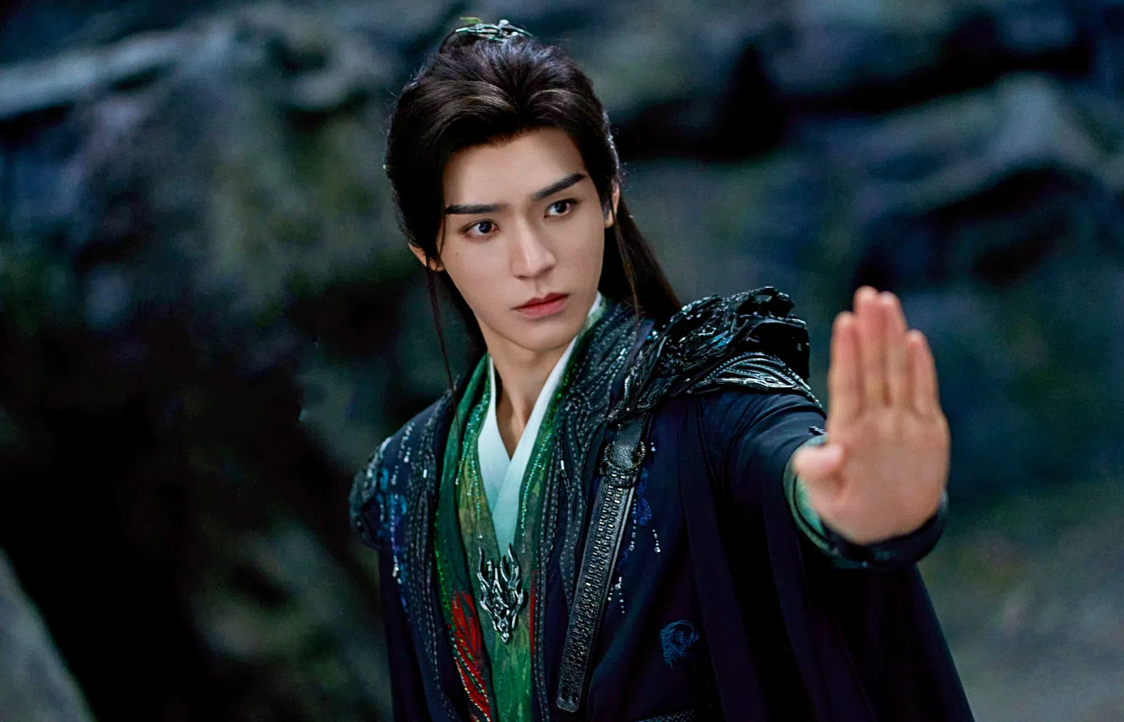 龚俊饰演的苏暮雨剑术高强、心怀侠义，本是无剑城少主卓月安，却因家族被灭而侥倖逃生，被暗河收留。（取自剧集微博）