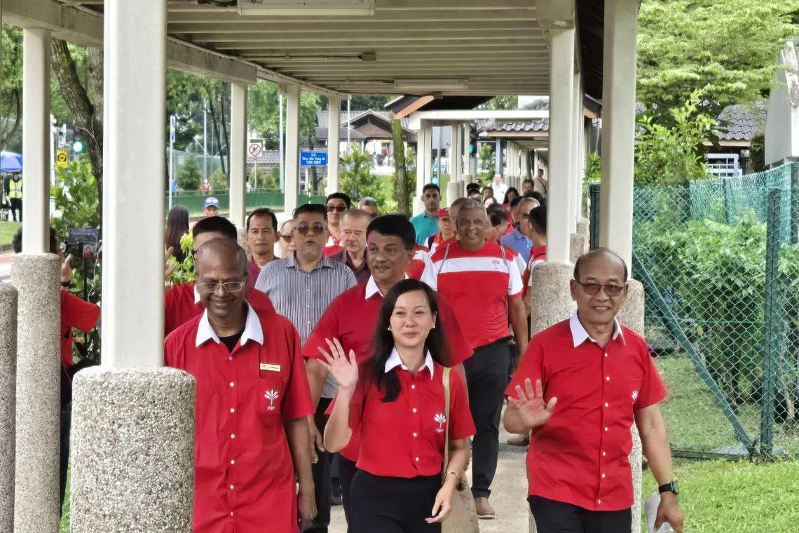 角逐蔡厝港集选区和武吉甘柏单选区向人民行动党发起挑战的新加坡前进党团队，于上午10时15分抵达提名站。（李冠卫摄）