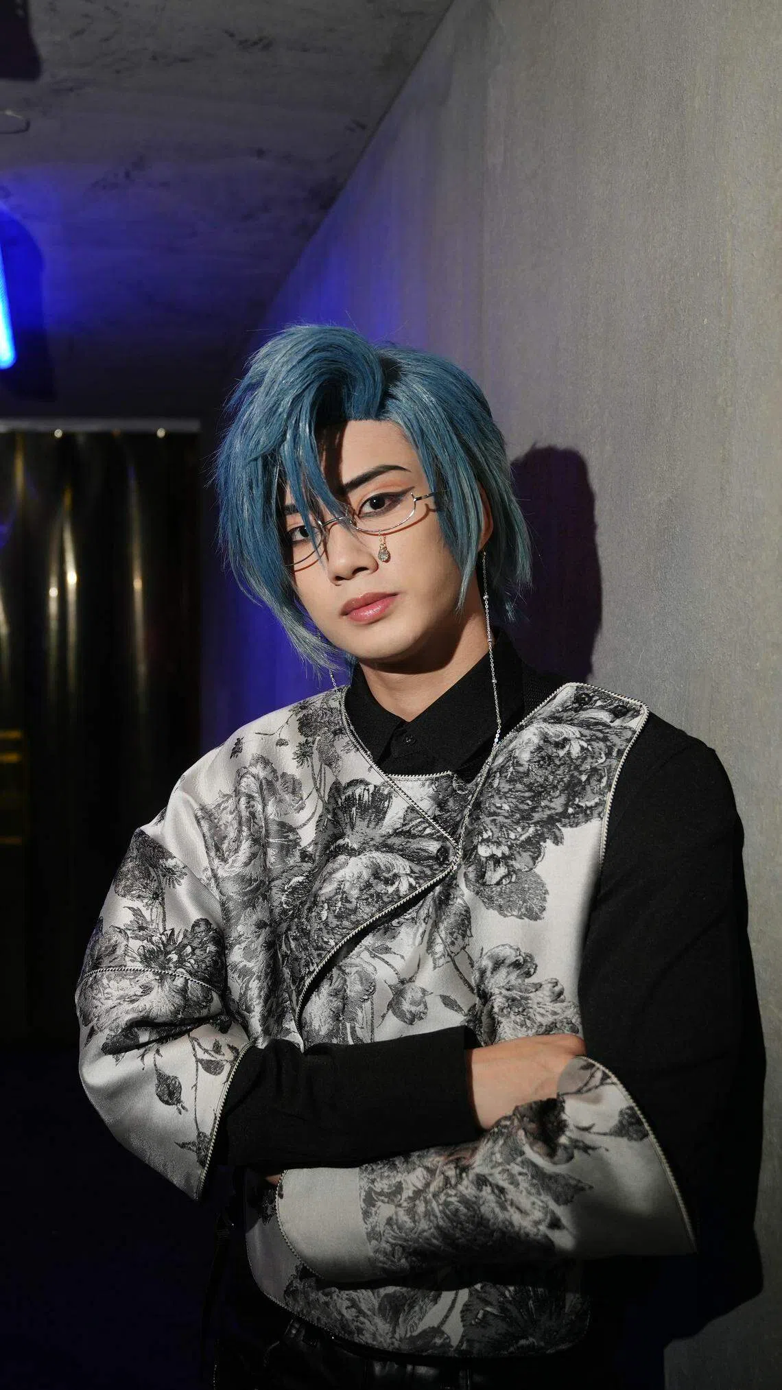 杨言头戴蓝色假发、身穿帅气服装，在片场饰演萧歆霓的推理助手。（谢智扬摄）