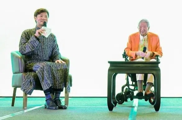 杨君伟（左）2023年主持蔡澜书法展的记者会。（杨君伟提供）