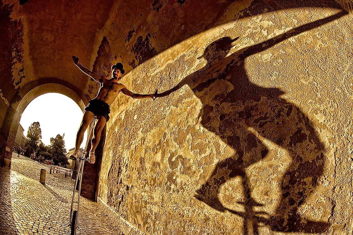 街头专题组PSA金奖：街头艺人 ／Paolo Stuppazzoni（意大利）（新加坡摄影学会提供）