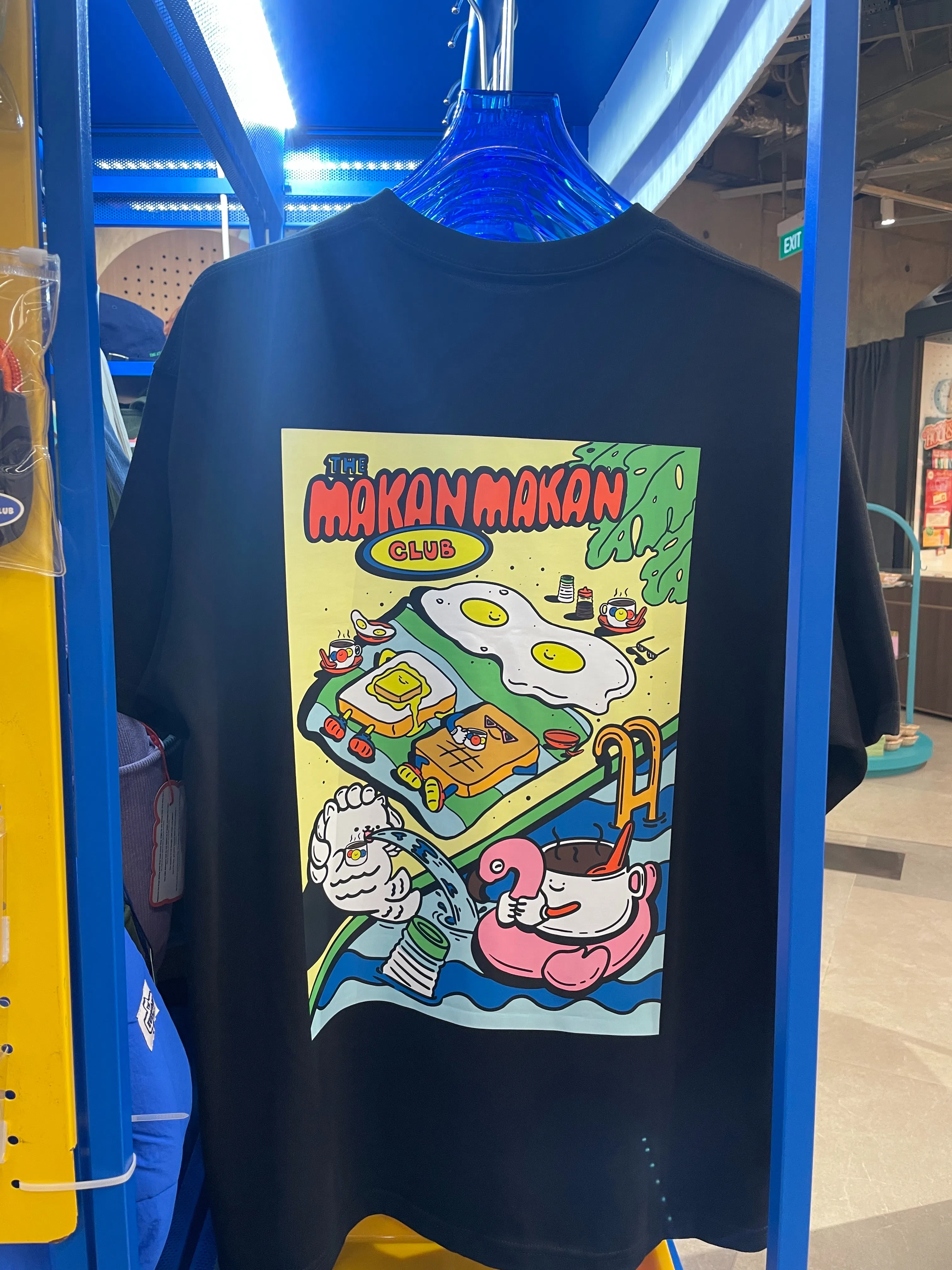 本地潮牌The Everyday Club将我们熟悉的新加坡早餐拟人化，The Makan Makan Club早餐俱乐部“会员”围在泳池旁。（林方伟摄）