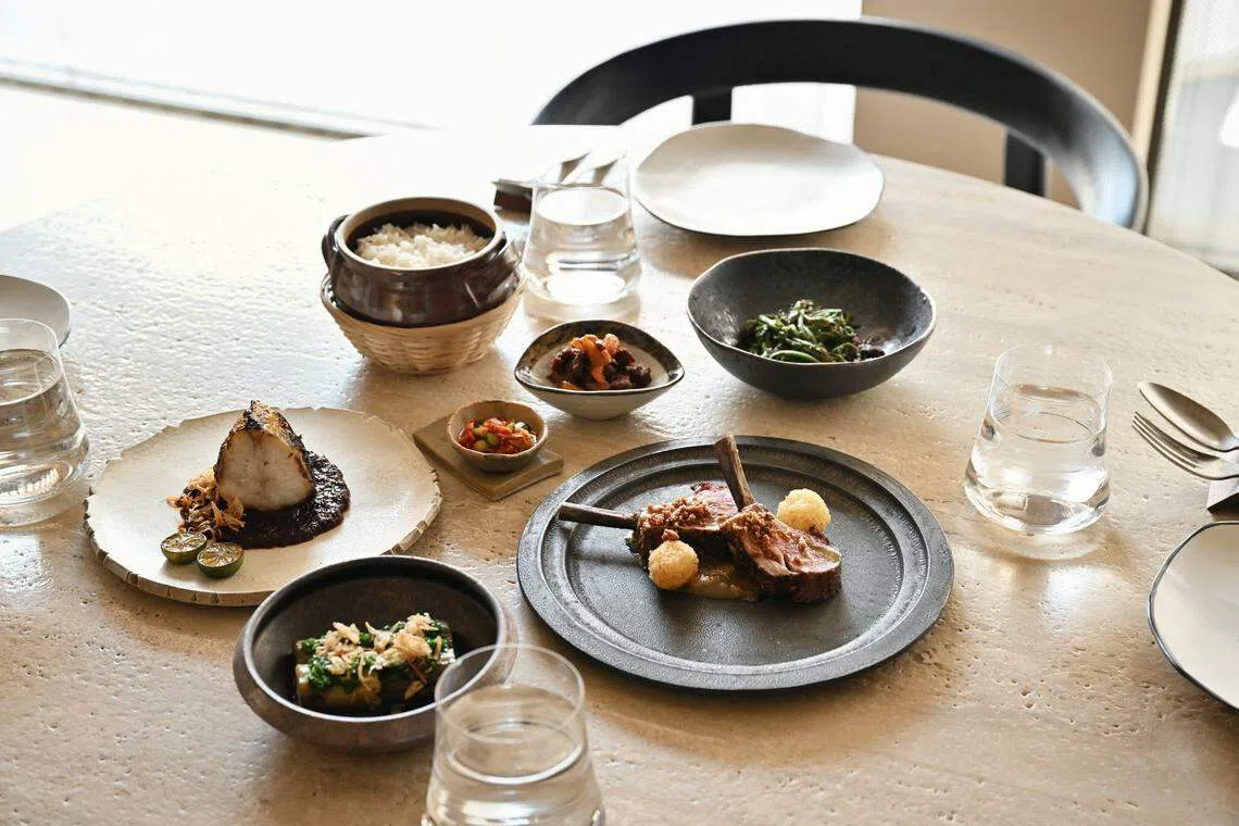 Fiz餐馆把马来美食精致化，主厨哈菲祖巧妙使用Josper炭烤烹制法，发挥马来特色食材。（餐馆提供）