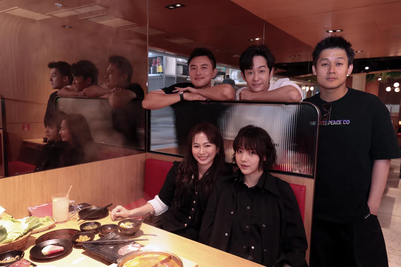 《人生酱美味》主演群（后排左起）包勋评、田铭耀、许瑞奇、（后排左起）罗美仪和沈家玉7日在一家连锁火锅店与媒体见面。（梁麒麟摄）