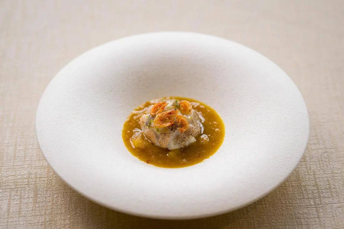 樱花虾菠萝东星绣球，把东星斑做成绣球花状。（餐馆提供）