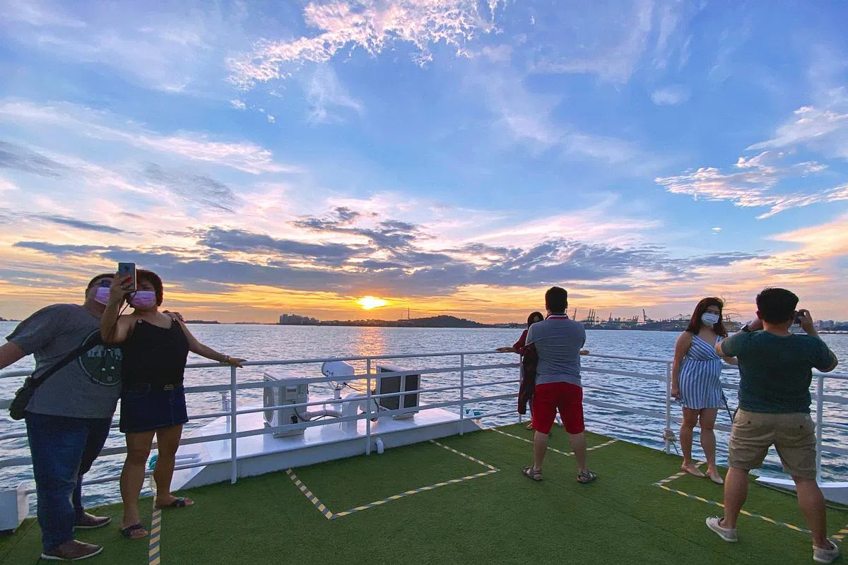 夕阳西下，与家人一起在露天甲板上享受黄昏美景与徐徐海风，游览新加坡南部岛屿。注：拍摄时有遵守安全社交距离规定。（图／MONSTER DAY TOURS提供）