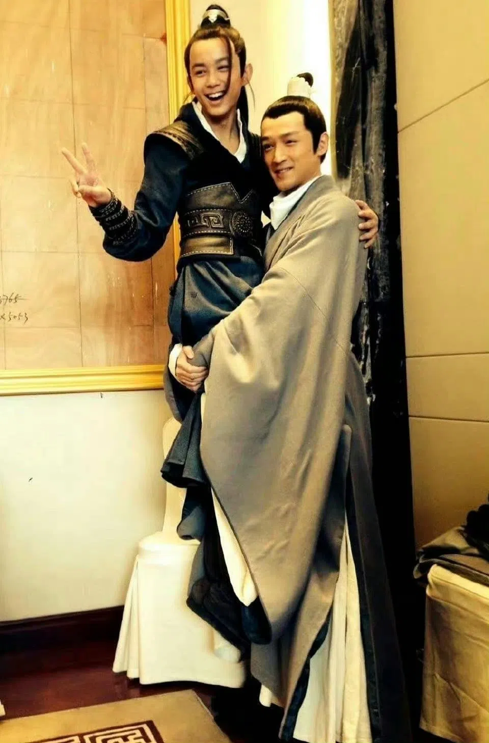 胡歌和吴磊合作《琅琊榜》时延续“传统”，吴磊被胡歌抱起合照。（互联网）