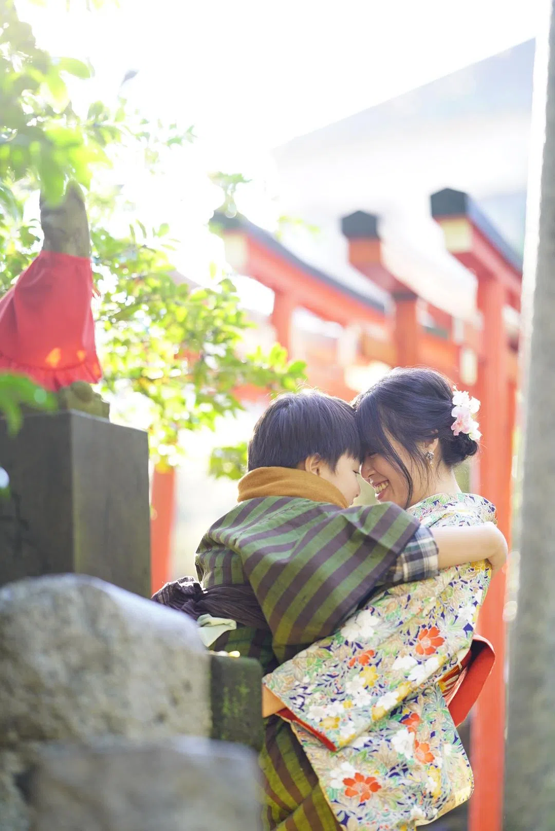 妈妈独自带小孩旅游，难有时间拍照。吴慧珊建议购买摄影配套，请当地摄影师拍照，为旅程留下珍贵回忆。（受访者提供）