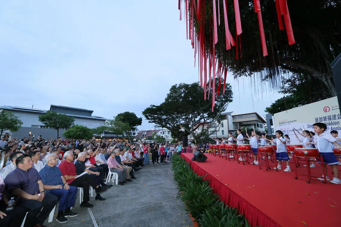主宾国防部长黄永宏医生（左三红衣者）与福建会馆副会长梁佳吉（左一）、会长蔡其生（左二）和名誉会长蔡天宝（左四），一起欣赏文化学院学生的表演。（龙国雄摄）