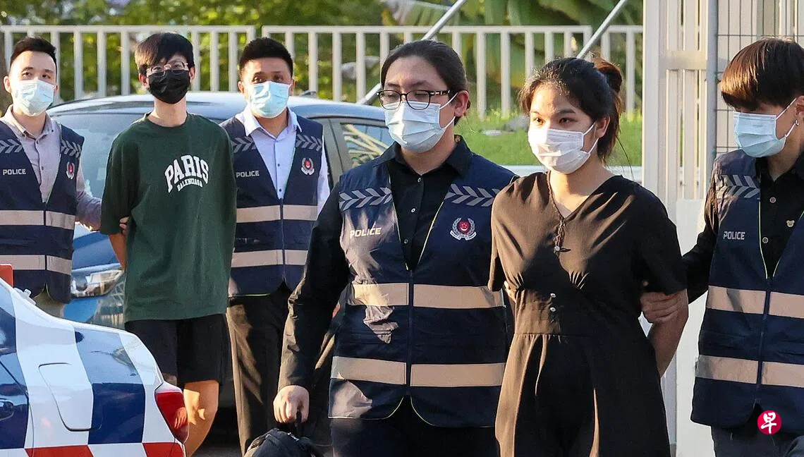 皮佳鹏（左二）和潘素克·希里维帕（右二）目前正在服刑。一名30岁的本地女子涉嫌帮潘素克处理3万5000元的犯罪所得被控上法庭。 （档案照片）
