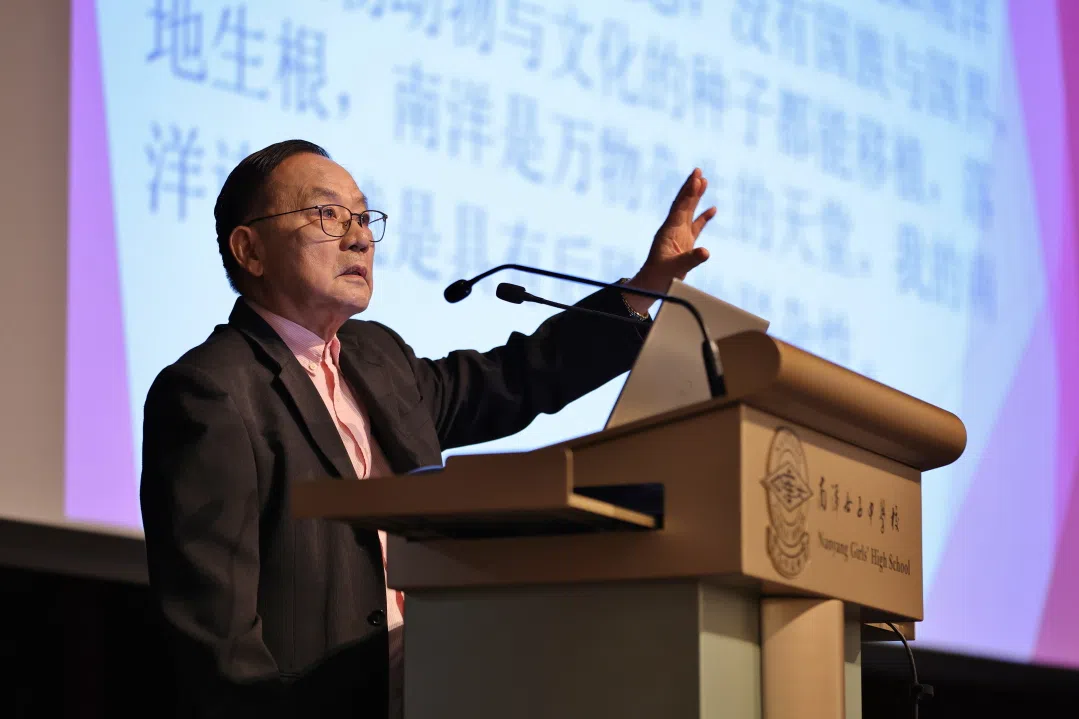 王润华教授在台上和学生分享自身创作的经历。（南洋女中提供）