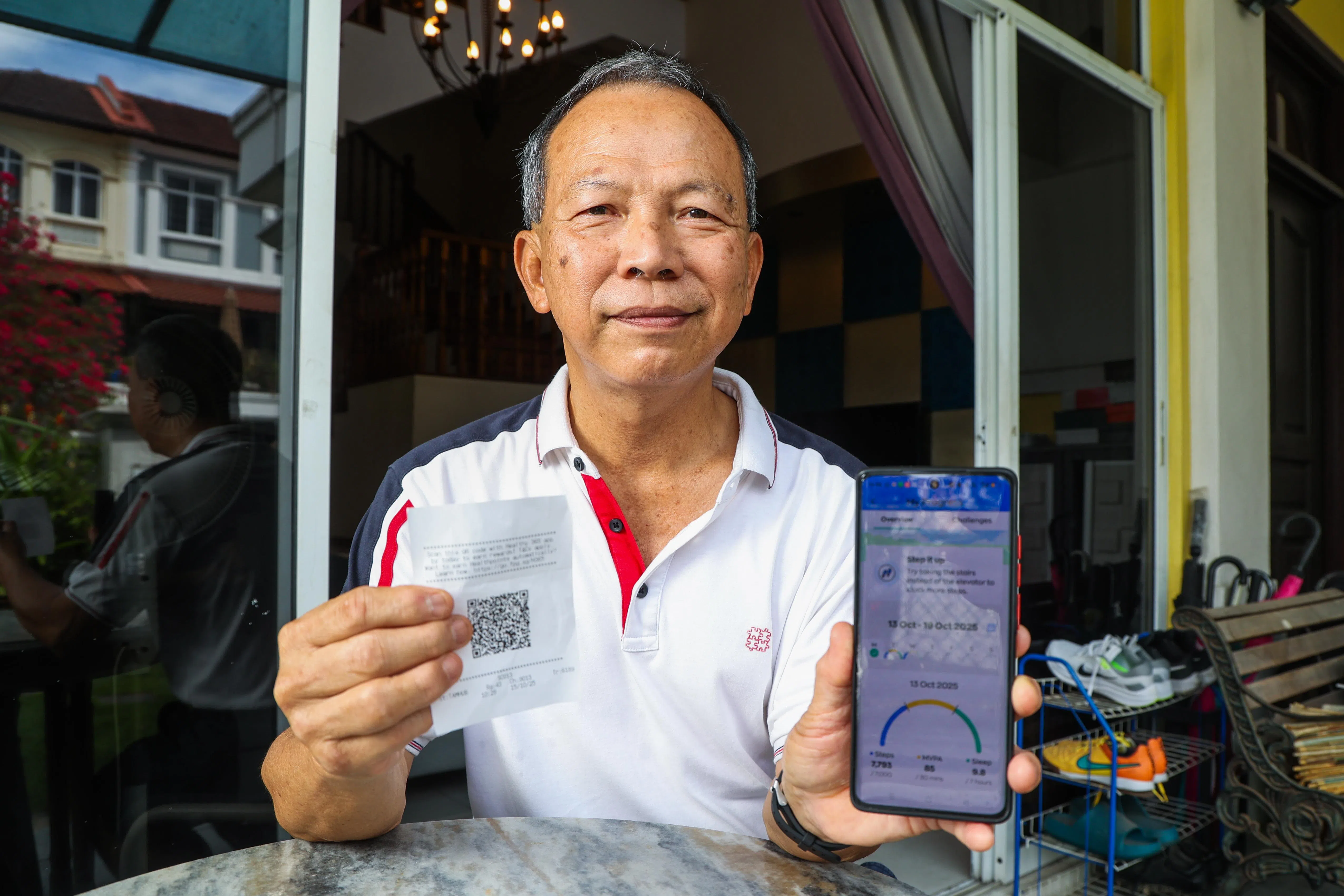 林先平从小爱运动，随着年龄增长，他更意识到健康饮食的重要。他经常用运动赚取的健康积分兑换超市礼券，购买较健康食品。（吴先邦摄）