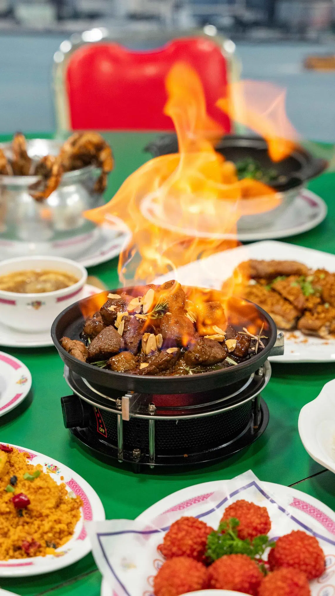 “嘻记”的威士忌火焰安格斯牛肉上桌时，绚丽火焰瞬间跃起。（餐馆提供）