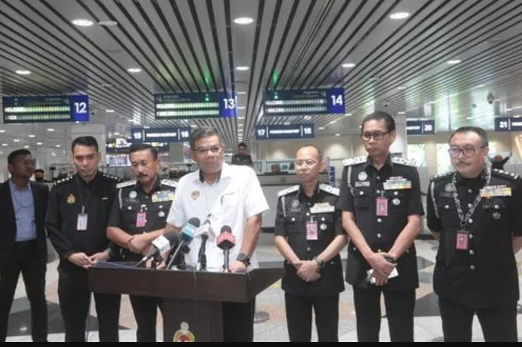 马国内政部长赛夫丁（右四）星期二（12月5日）在吉隆坡国际机场宣布，新加坡公民等七类外国旅客入境马国时，不必填写电子入境卡。（星洲日报）