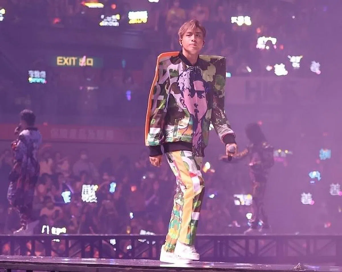 Frankie演出时堕台受轻伤。（互联网）